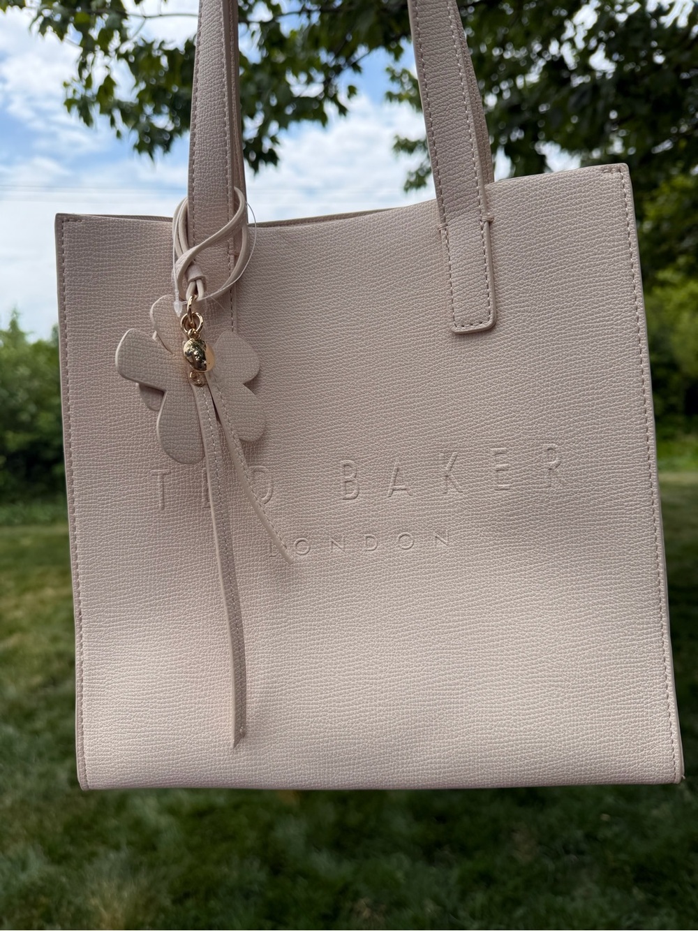 Ted Baker The Icon Cream structured Tote Bag with Flower Charm NWT - Picture 2 of 7